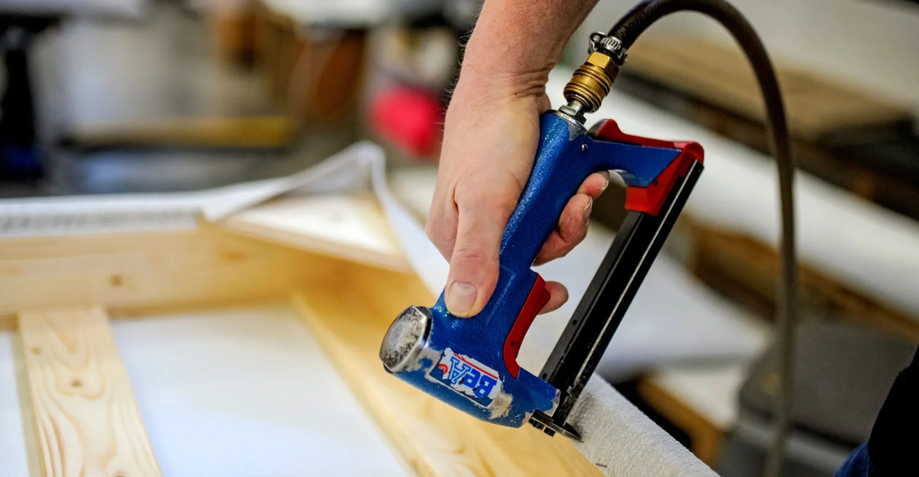 Wenn Räume flüstern: Die stille Kunst der Boxspringbetten mit niedriger Drempelhöhe