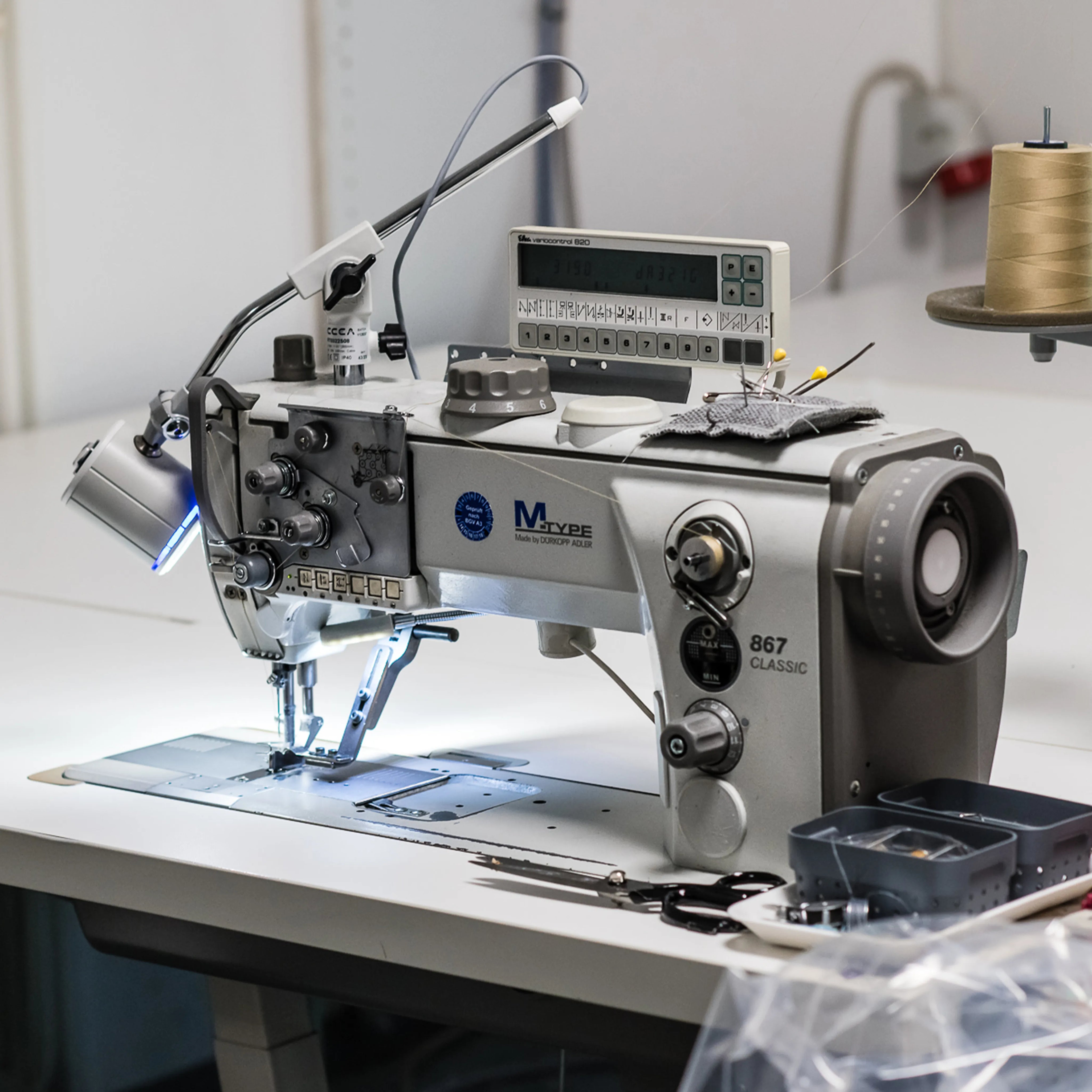 Produktion der berna Boxspringbetten – enjoy-schlafsysteme in Paderborn – Nähmaschine