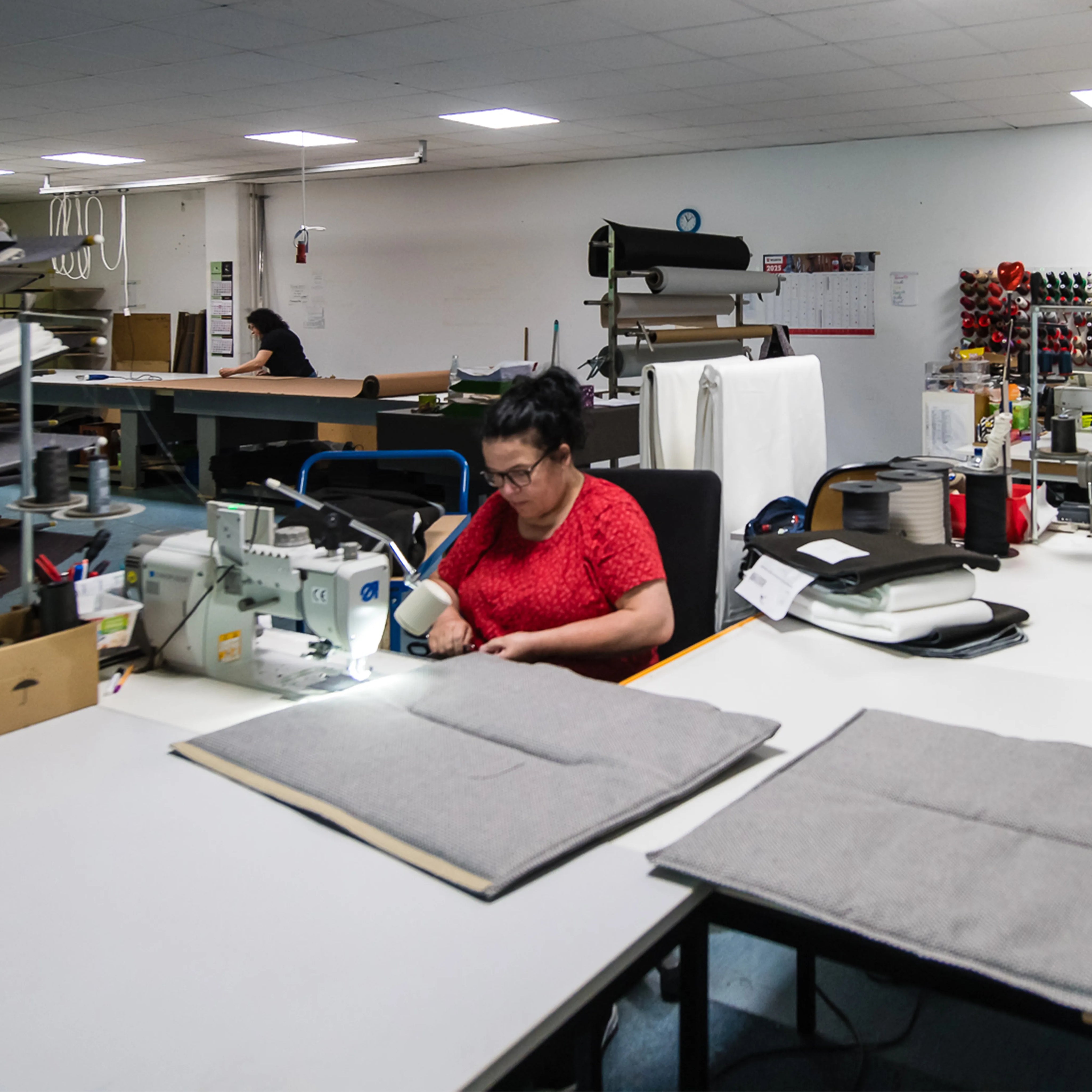 Produktion der berna Boxspringbetten – enjoy-schlafsysteme in Paderborn – Schneiderin am Werk