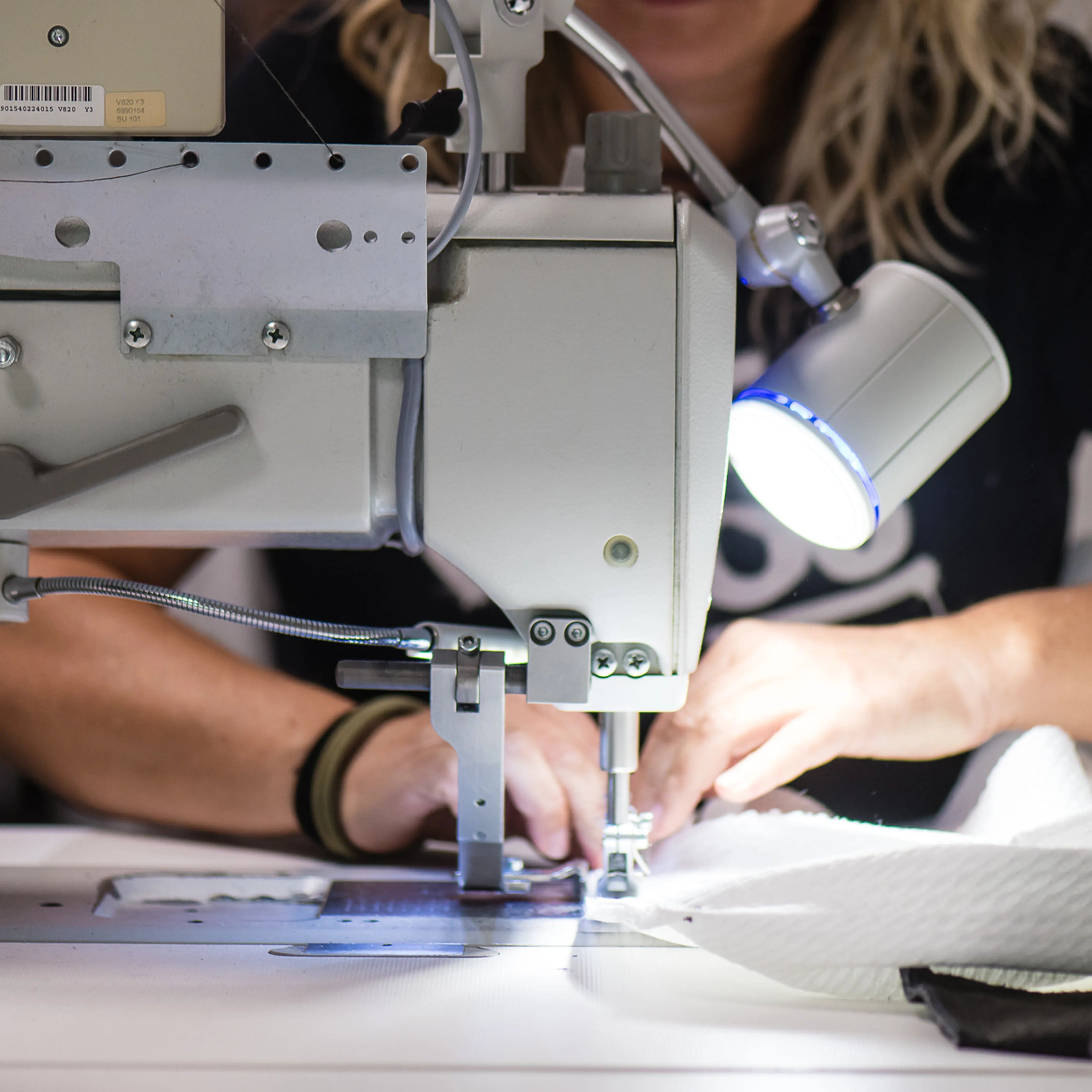 Produktion der berna Boxspringbetten – enjoy-schlafsysteme in Paderborn – Stoffzuschnitt an der Nähmaschine